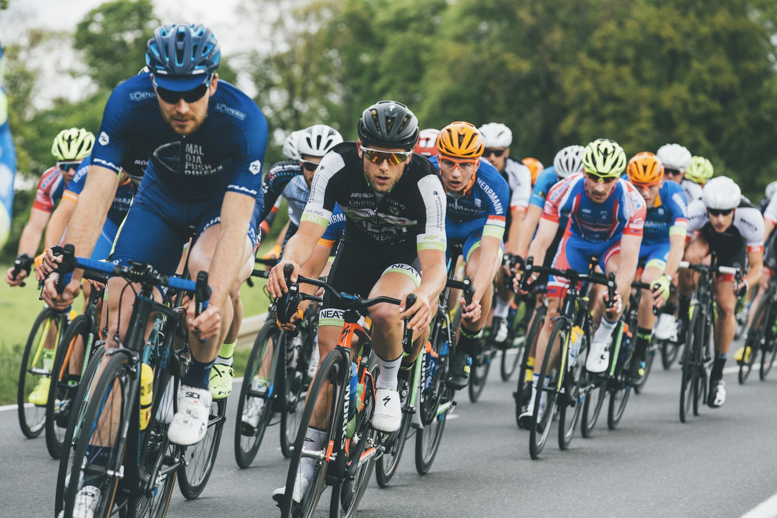 V体育 · 跑道 · 速度感